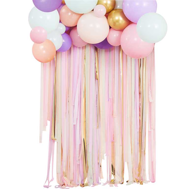 Party-Hintergrund mit Luftschlangen und Ballon, Pastellfarbe