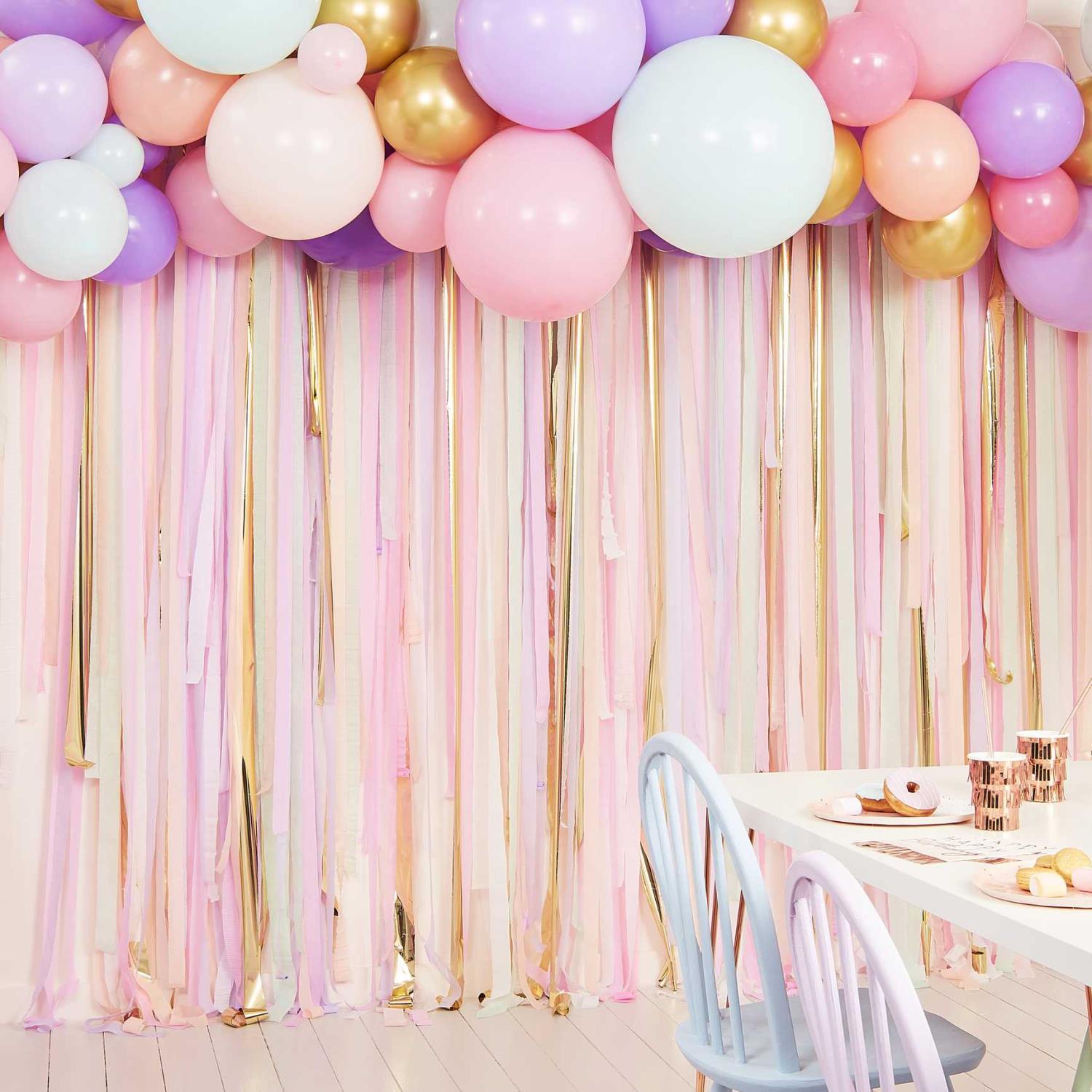 Party-Hintergrund mit Luftschlangen und Ballon, Pastellfarbe
