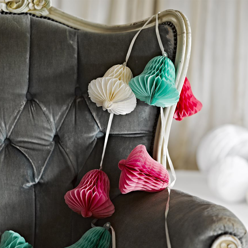 Girlande Wabenbälle 15 Glöckchen (5 m)-weiß ABVERKAUF